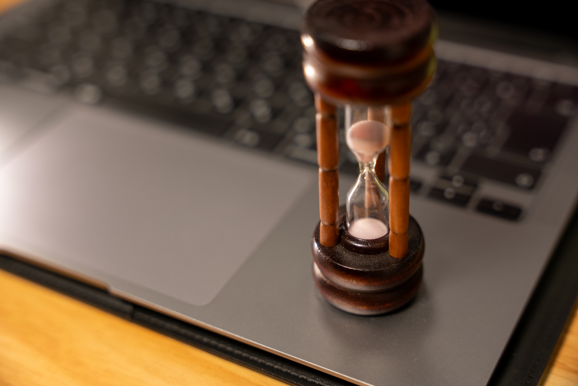 ビジネスの機動力を加速させる<br><span>Velocity & Commitment</span>